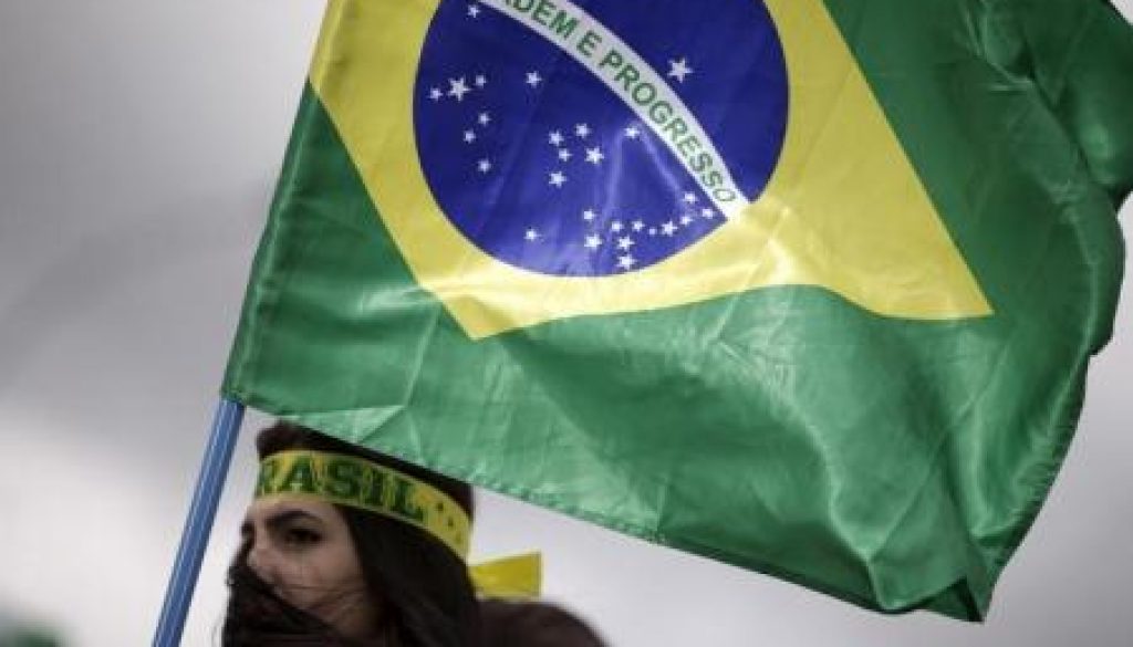 Una persona con una bandera de Brasil durante una protesta para que se haga efectivo el juicio político a la presidenta Dilma Rousseff, cerca del Congreso Nacional en Brasilia