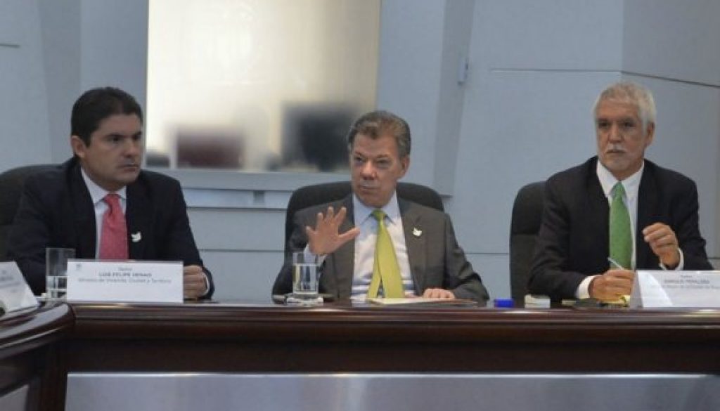 El ministro de Vivienda Luis Felipe Henao, el presidente Juan Manuel Santos y el alcalde de Bogotá, Enrique Peñalosa, foto vía Presidencia