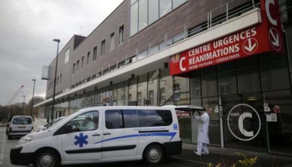 Una ambulancia afuera de la entrade de emergencia del Hospital de Rennes, donde se encuentran seis personas en condición crítica tras participar como voluntarios en una pruebas médicas, en Rennes