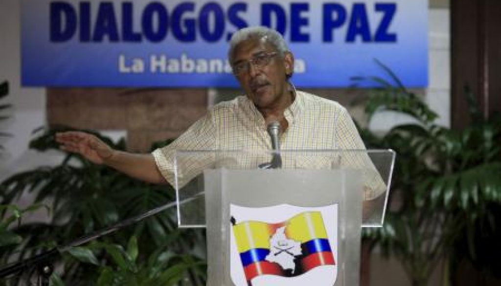 El negociador de las FARC, Joaquín Gómez, habla a los medios en La Habana