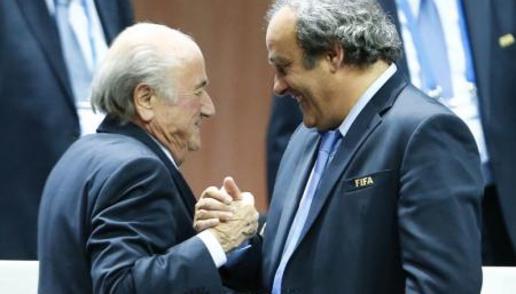Foto de archivo de los suspendidos presidentes de la FIFA, Joseph Blatter (izquierda), y de la UEFA, Michel Platini, en un congreso de la FIFA, en Zúrich
