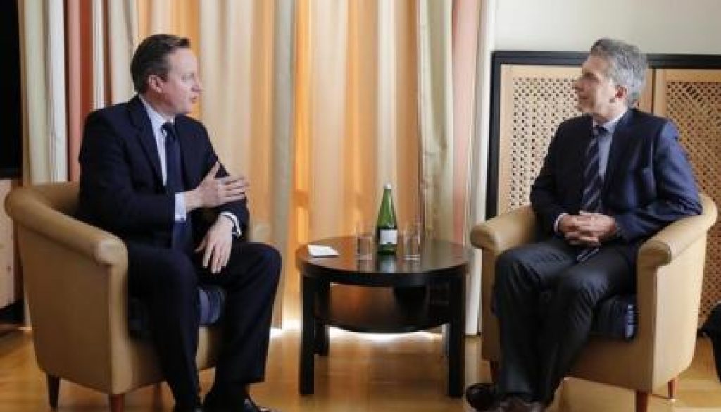 El primer ministro británico David Cameron (izquierda) habla con el presidente de Argentina, Mauricio Macri, en una reunión en el hotel Belvedere, durante la reunión anual del Foro Económico Mundial, en Davos