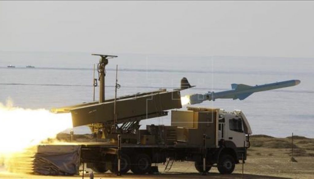 Un misil tipo (Qader) parte desde una lanzadera del ejército iraní cerca del Estrecho de Ormuz, en Irán, en enero de 2012, foto vía EFE