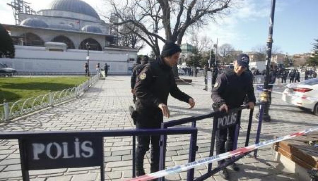 Policías turcos cierran el área de una explosión en el centro de Estambul