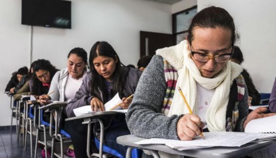 Adultos en el colegio, foto vía Alcaldía de Bogotá