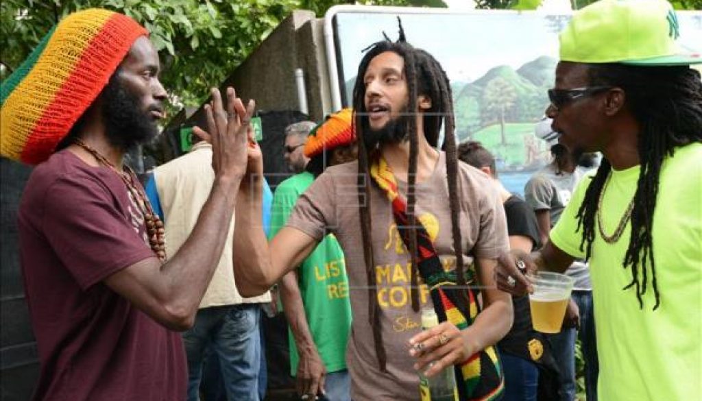 El cantante Julian Marley (c), hijo del icono de la protesta social y máximo exponente del reggae y el movimiento rastafari, Bob Marley, foto vía EFE