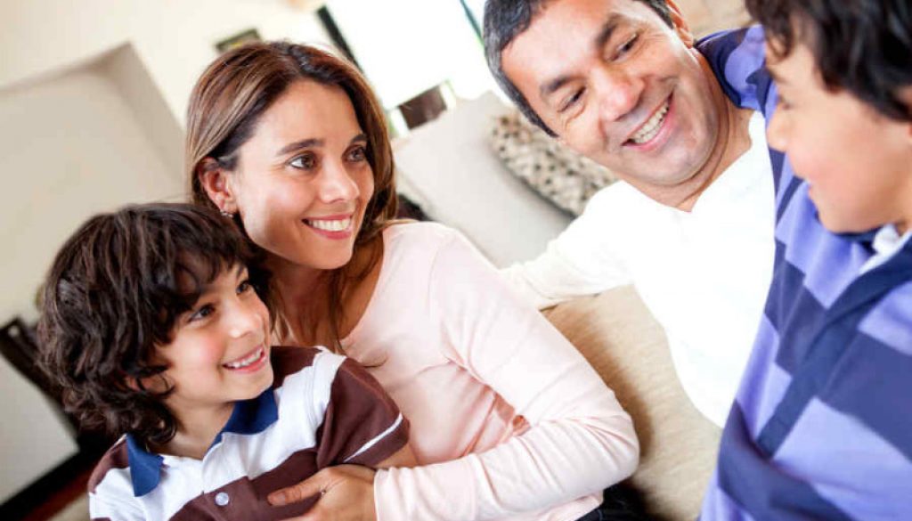 Familia, hablando foto vía TeleMundo - Shutterstock