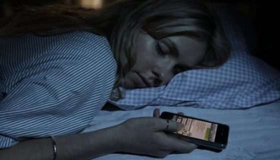 dormir-con-celulares, foto vía Taringa