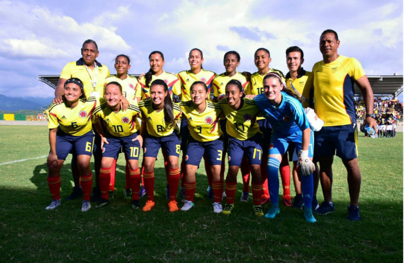 Selección Colombia Femenina medalla de Oro en Juegos Bolivarianos, foto vía El Espectador - Radio Universitaria URepublicanaRadio