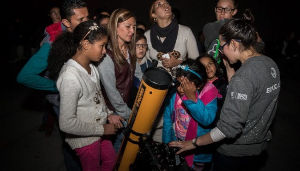 Planetario superluna telescopio gratis Bogotá, foto vía IDARTES