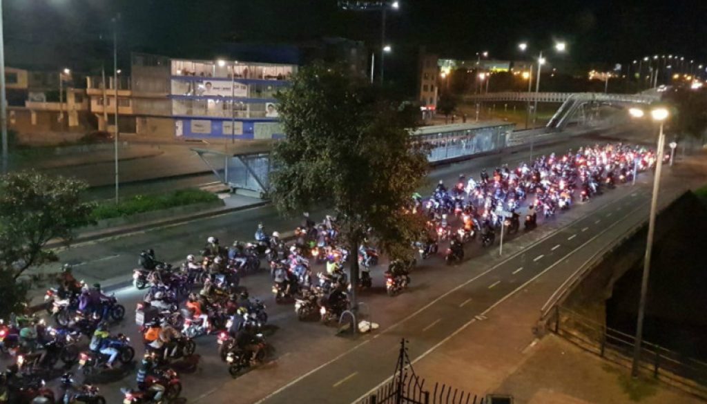 Protesta Motociclista en Bogotá por prohibición de parrillero hombre, foto vía El Espectador plan tortuga